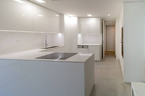 Apartamento de Luxo T3 em Carcavelos: Conforto, Design e Localização Privilegiada