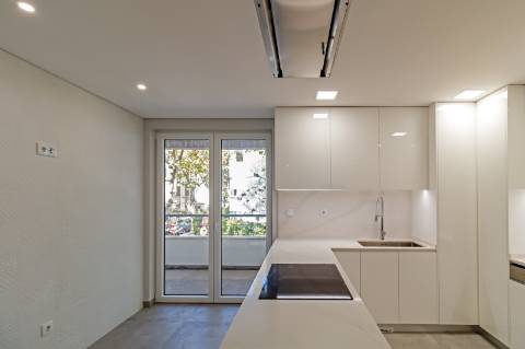 Apartamento de Luxo T3 em Carcavelos: Conforto, Design e Localização Privilegiada