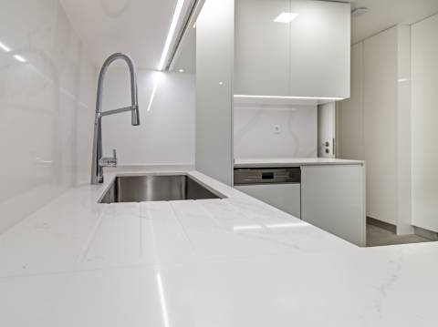 Apartamento de Luxo T3 em Carcavelos: Conforto, Design e Localização Privilegiada