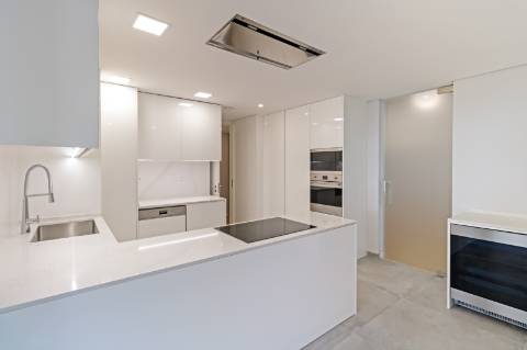 Apartamento de Luxo T3 em Carcavelos: Conforto, Design e Localização Privilegiada