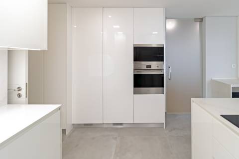 Apartamento de Luxo T3 em Carcavelos: Conforto, Design e Localização Privilegiada