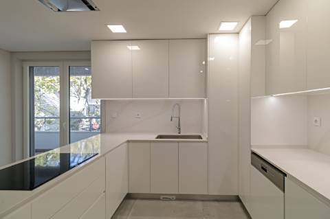 Apartamento de Luxo T3 em Carcavelos: Conforto, Design e Localização Privilegiada