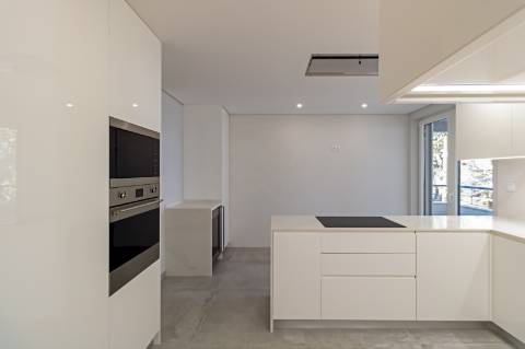 Apartamento de Luxo T3 em Carcavelos: Conforto, Design e Localização Privilegiada