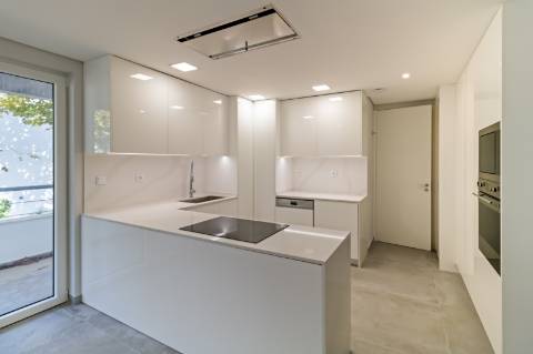 Apartamento de Luxo T3 em Carcavelos: Conforto, Design e Localização Privilegiada