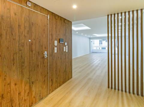 Apartamento de Luxo T3 em Carcavelos: Conforto, Design e Localização Privilegiada