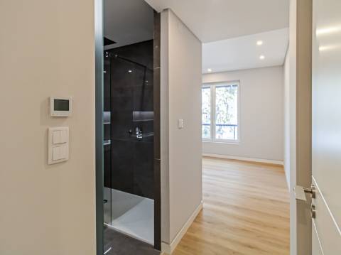 Apartamento de Luxo T3 em Carcavelos: Conforto, Design e Localização Privilegiada