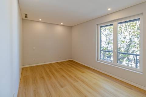 Apartamento de Luxo T3 em Carcavelos: Conforto, Design e Localização Privilegiada