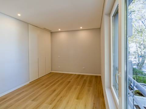 Apartamento de Luxo T3 em Carcavelos: Conforto, Design e Localização Privilegiada