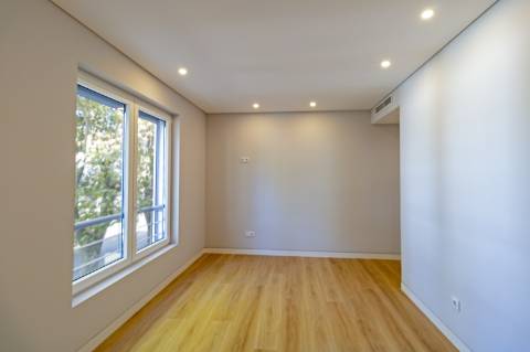 Apartamento de Luxo T3 em Carcavelos: Conforto, Design e Localização Privilegiada