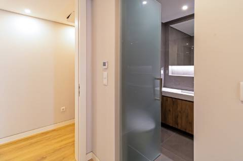 Apartamento de Luxo T3 em Carcavelos: Conforto, Design e Localização Privilegiada