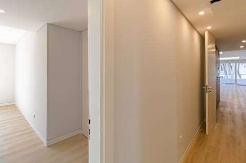 Apartamento de Luxo T3 em Carcavelos: Conforto, Design e Localização Privilegiada