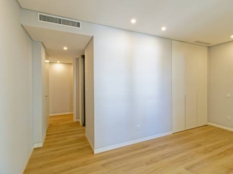 Apartamento de Luxo T3 em Carcavelos: Conforto, Design e Localização Privilegiada