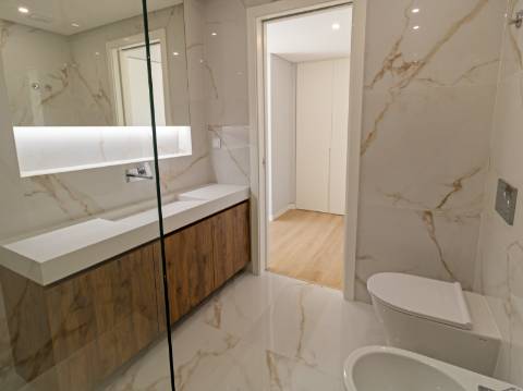 Apartamento de Luxo T3 em Carcavelos: Conforto, Design e Localização Privilegiada