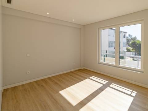 Apartamento de Luxo T3 em Carcavelos: Conforto, Design e Localização Privilegiada