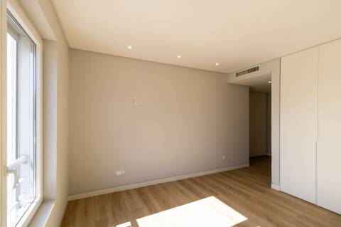 Apartamento de Luxo T3 em Carcavelos: Conforto, Design e Localização Privilegiada