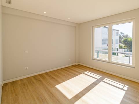 Apartamento de Luxo T3 em Carcavelos: Conforto, Design e Localização Privilegiada