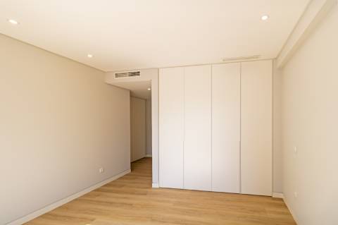 Apartamento de Luxo T3 em Carcavelos: Conforto, Design e Localização Privilegiada