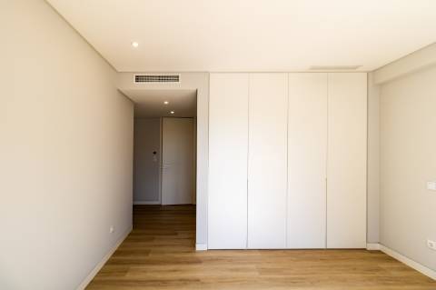 Apartamento de Luxo T3 em Carcavelos: Conforto, Design e Localização Privilegiada