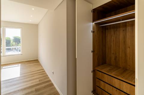 Apartamento de Luxo T3 em Carcavelos: Conforto, Design e Localização Privilegiada