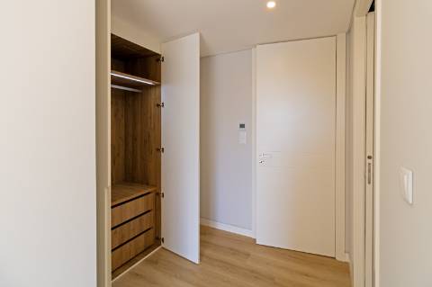 Apartamento de Luxo T3 em Carcavelos: Conforto, Design e Localização Privilegiada