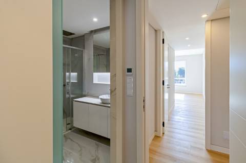 Apartamento de Luxo T3 em Carcavelos: Conforto, Design e Localização Privilegiada