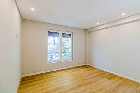 Apartamento de Luxo T3 em Carcavelos: Conforto, Design e Localização Privilegiada