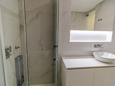 Apartamento de Luxo T3 em Carcavelos: Conforto, Design e Localização Privilegiada