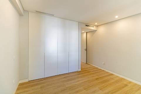 Apartamento de Luxo T3 em Carcavelos: Conforto, Design e Localização Privilegiada