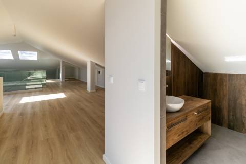 Viva o Sonho em Carcavelos: Luxuoso T3+1 em Duplex com Varandas e Mezanine!