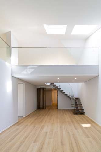 Viva o Sonho em Carcavelos: Luxuoso T3+1 em Duplex com Varandas e Mezanine!