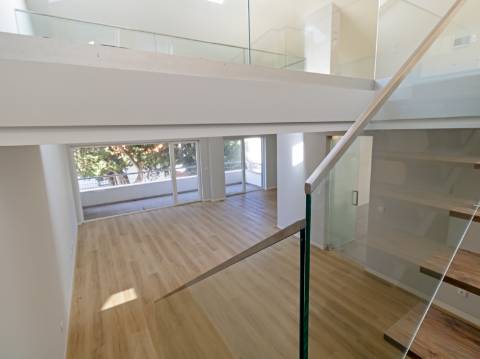 Viva o Sonho em Carcavelos: Luxuoso T3+1 em Duplex com Varandas e Mezanine!