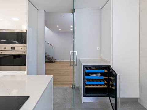 Viva o Sonho em Carcavelos: Luxuoso T3+1 em Duplex com Varandas e Mezanine!