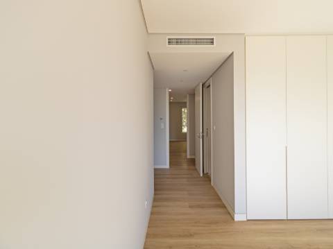 Viva o Sonho em Carcavelos: Luxuoso T3+1 em Duplex com Varandas e Mezanine!