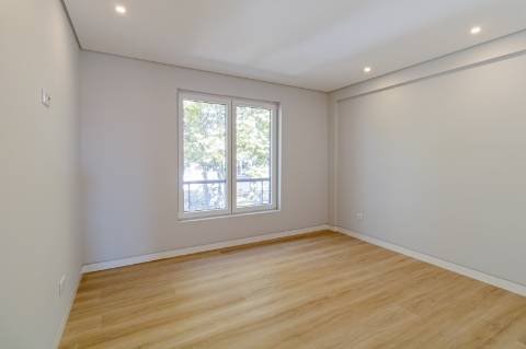 Viva o Sonho em Carcavelos: Luxuoso T3+1 em Duplex com Varandas e Mezanine!