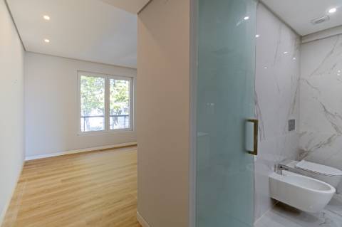 Viva o Sonho em Carcavelos: Luxuoso T3+1 em Duplex com Varandas e Mezanine!