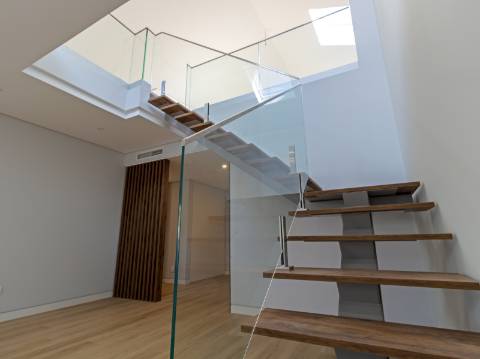 Elegância e Conforto num Duplex T3+1 com Mezanine em Carcavelos - O Espaço dos Seus Sonhos