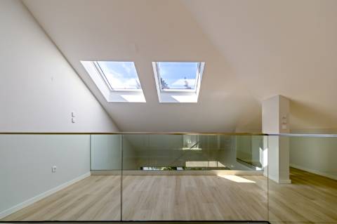 Elegância e Conforto num Duplex T3+1 com Mezanine em Carcavelos - O Espaço dos Seus Sonhos