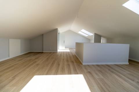 Elegância e Conforto num Duplex T3+1 com Mezanine em Carcavelos - O Espaço dos Seus Sonhos