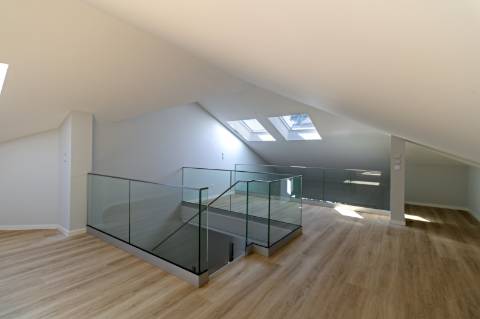 Elegância e Conforto num Duplex T3+1 com Mezanine em Carcavelos - O Espaço dos Seus Sonhos