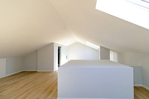 Elegância e Conforto num Duplex T3+1 com Mezanine em Carcavelos - O Espaço dos Seus Sonhos