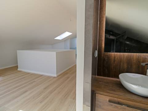 Elegância e Conforto num Duplex T3+1 com Mezanine em Carcavelos - O Espaço dos Seus Sonhos