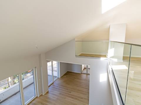 Elegância e Conforto num Duplex T3+1 com Mezanine em Carcavelos - O Espaço dos Seus Sonhos