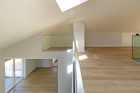 Elegância e Conforto num Duplex T3+1 com Mezanine em Carcavelos - O Espaço dos Seus Sonhos