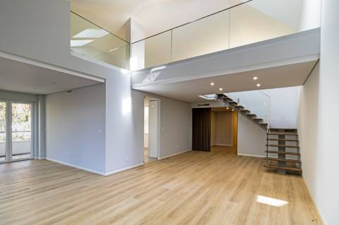Elegância e Conforto num Duplex T3+1 com Mezanine em Carcavelos - O Espaço dos Seus Sonhos