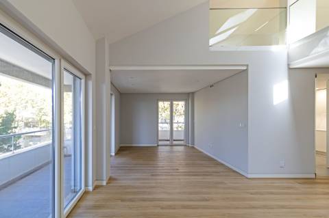 Elegância e Conforto num Duplex T3+1 com Mezanine em Carcavelos - O Espaço dos Seus Sonhos