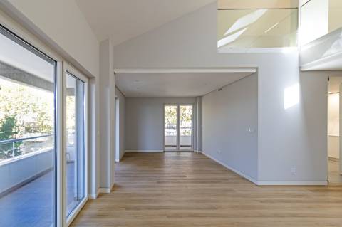 Elegância e Conforto num Duplex T3+1 com Mezanine em Carcavelos - O Espaço dos Seus Sonhos