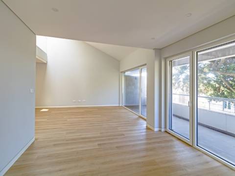 Elegância e Conforto num Duplex T3+1 com Mezanine em Carcavelos - O Espaço dos Seus Sonhos