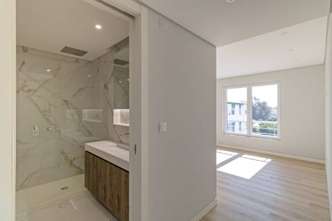 Elegância e Conforto num Duplex T3+1 com Mezanine em Carcavelos - O Espaço dos Seus Sonhos