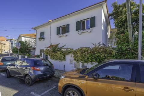 Moradia T4+1 em Campolide - Com Piscina e em Renovação Total com Conforto e Elegância