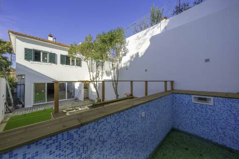 Moradia T4+1 em Campolide - Com Piscina e em Renovação Total com Conforto e Elegância